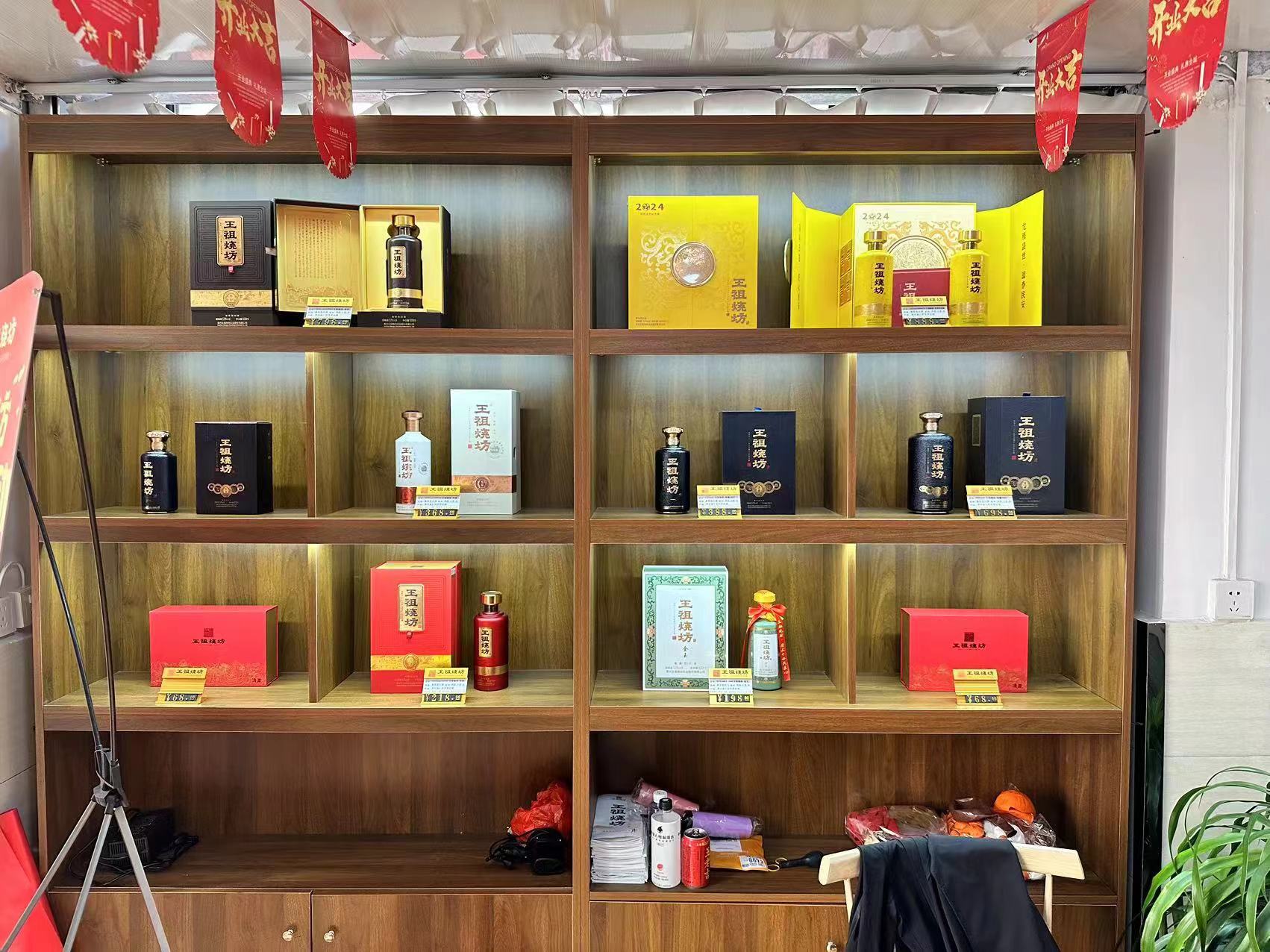 巴中东森裕源商贸行盛大开业 代理新酒品牌亮相(图5) 5.jpg